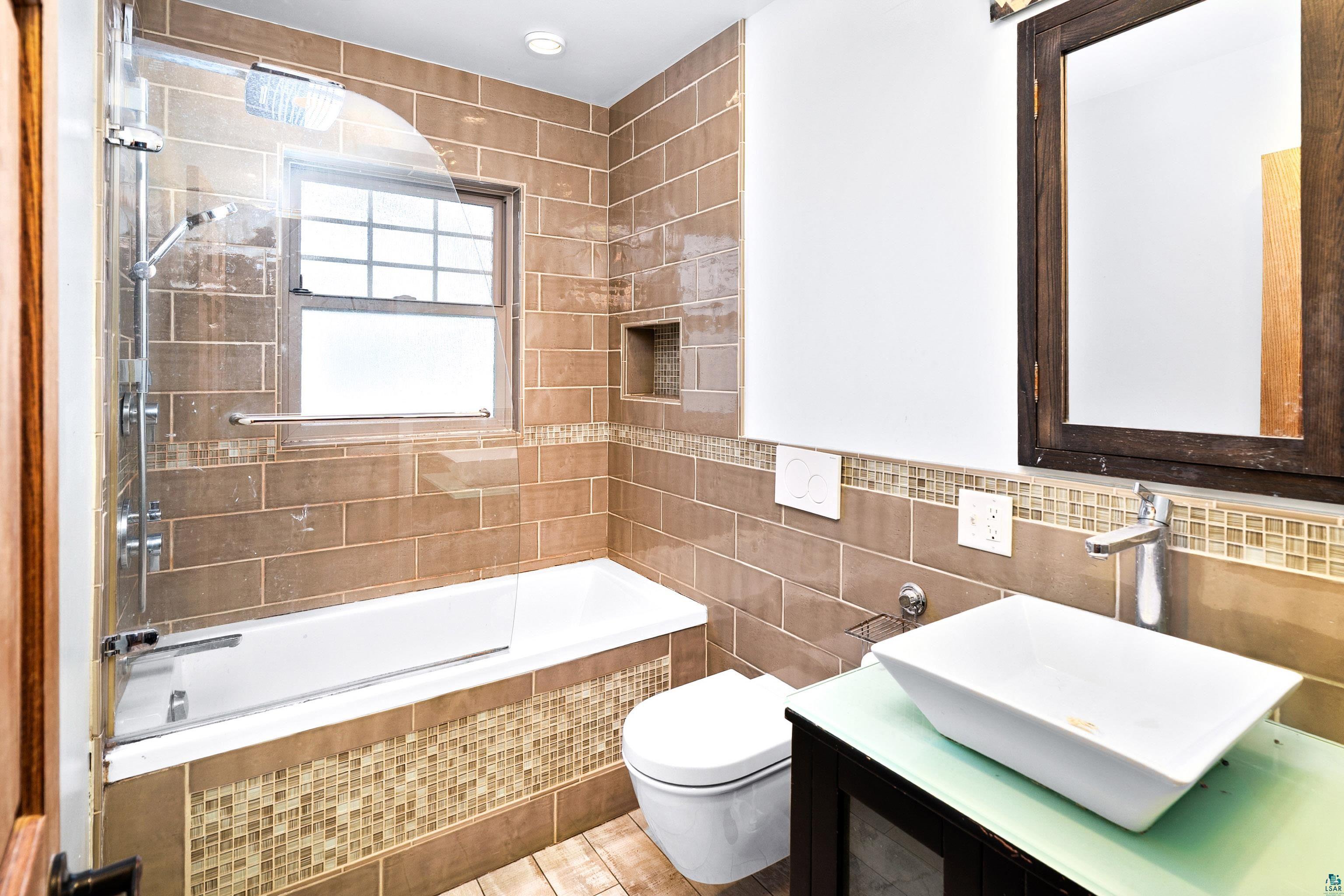 5004 Wyoming Street Duluth, MN 55804 - Photo 18 of 36 Full Main Floor Bath