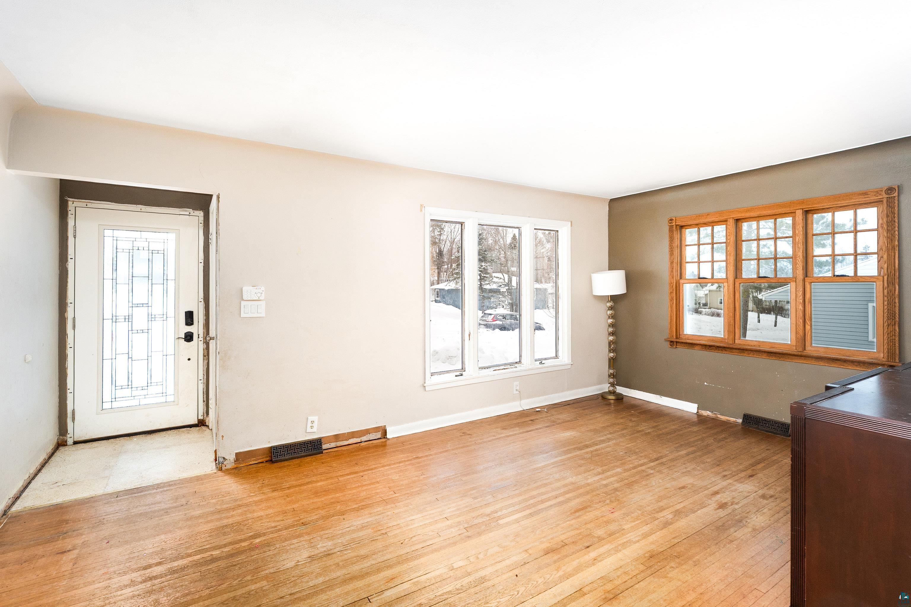 5004 Wyoming Street Duluth, MN 55804 - Photo 3 of 36 Living Room