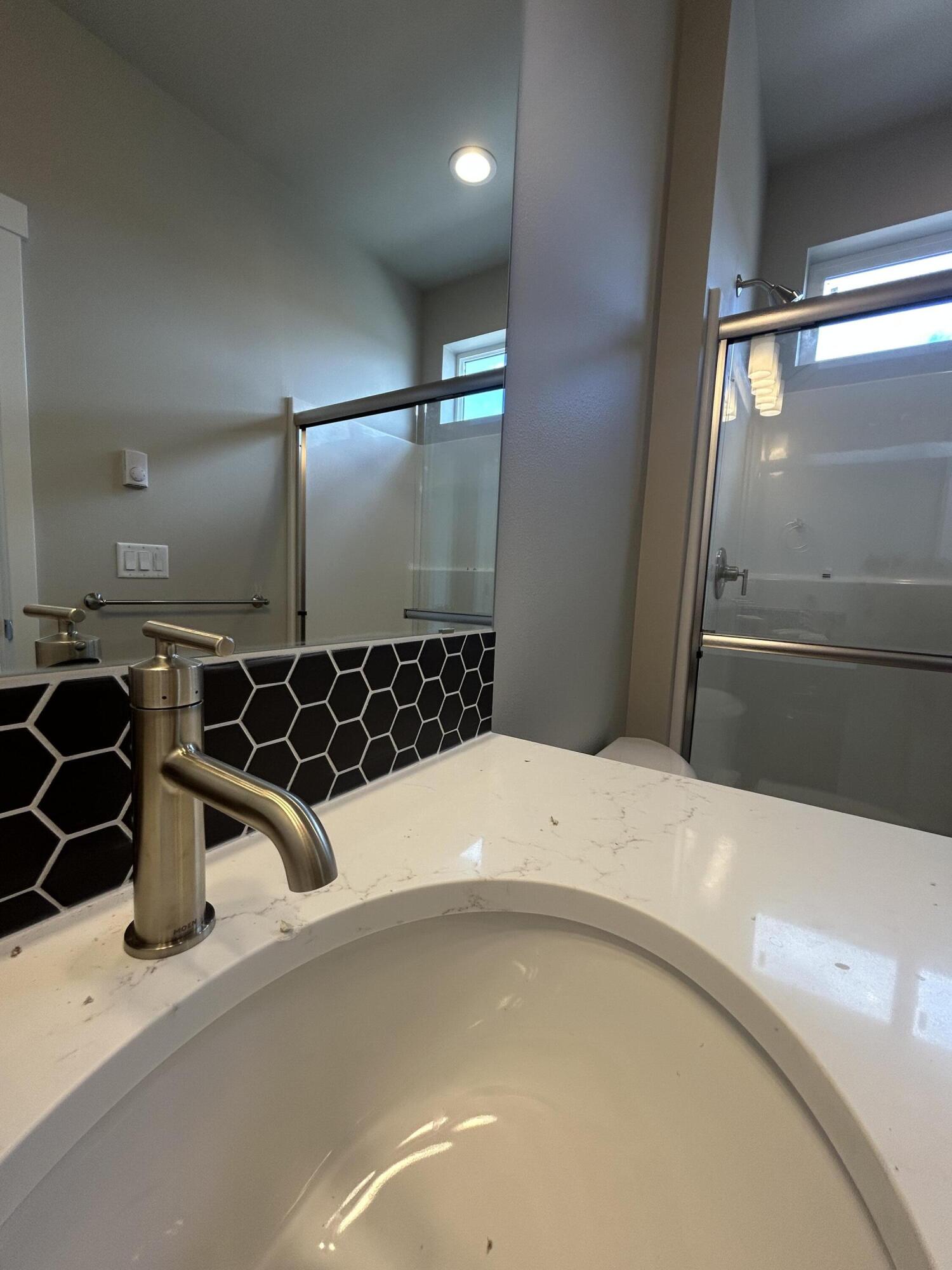3910 Southwest 39th Street, Unit LOT 40 Redmond, OR 97756 - Photo 16 of 26 Primary sink backsplash