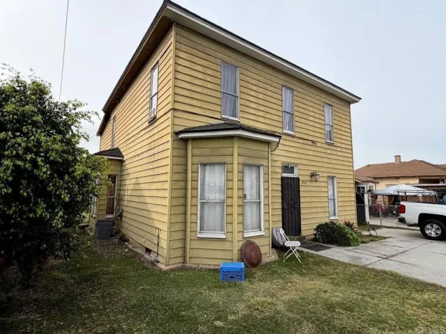 a view of a house with a yard
