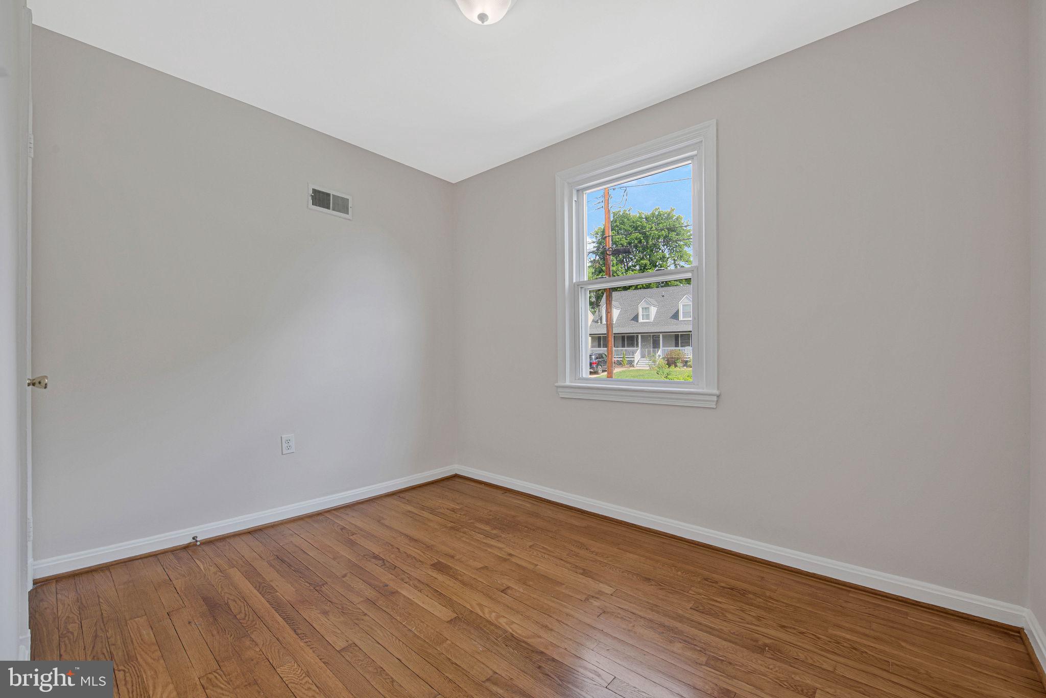 5007 Somerset Road Riverdale, MD 20737 - Photo 18 of 32 3rd Bedroom