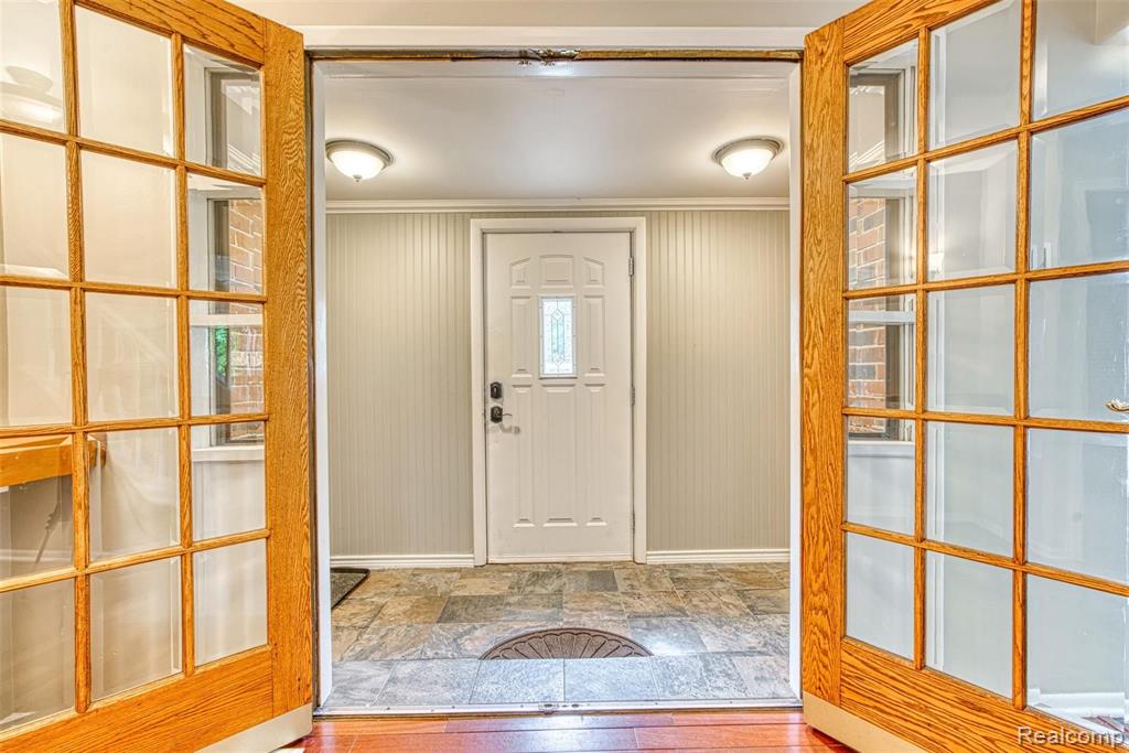 949 Homestead Court Rochester Hills, MI 48309 - Photo 2 of 39
