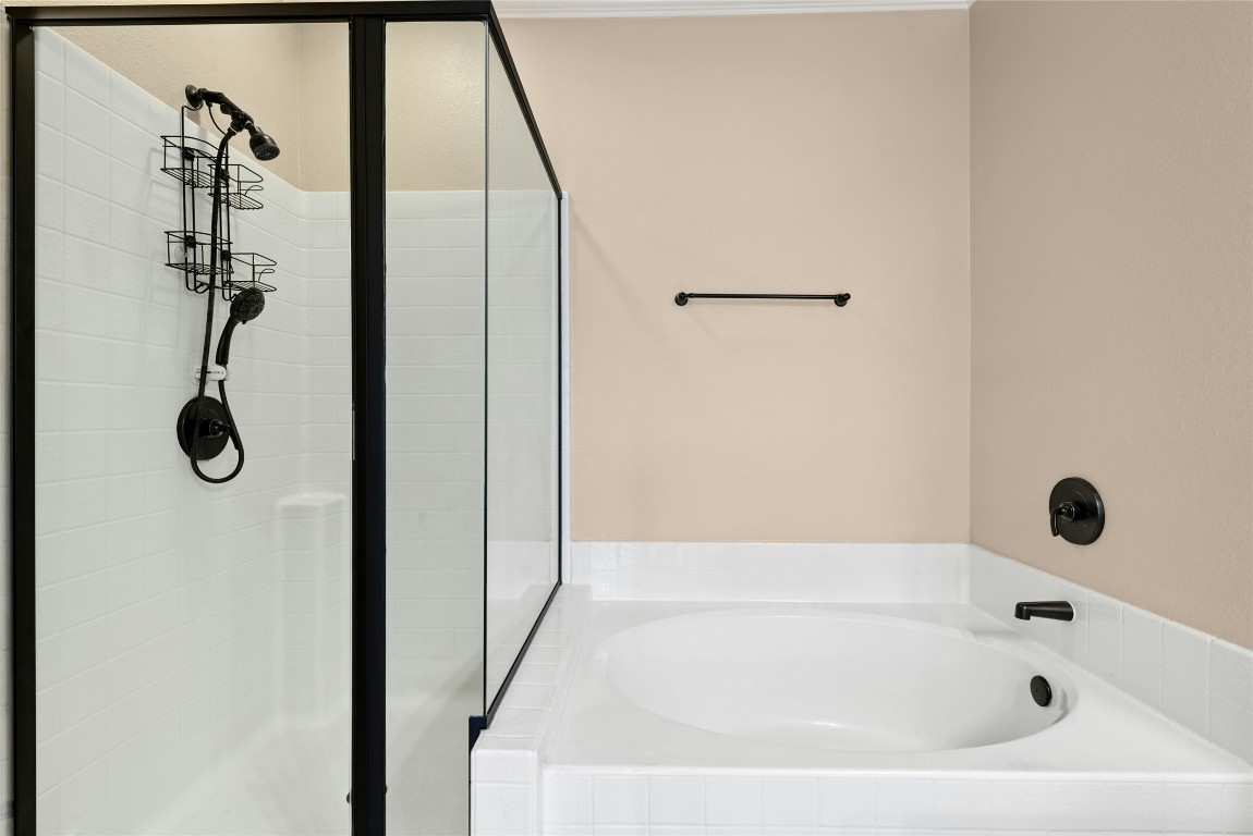 7500 Shadowridge Run, Unit 34 Austin, TX 78749 - Photo 22 of 39 a bathroom with a bathtub
