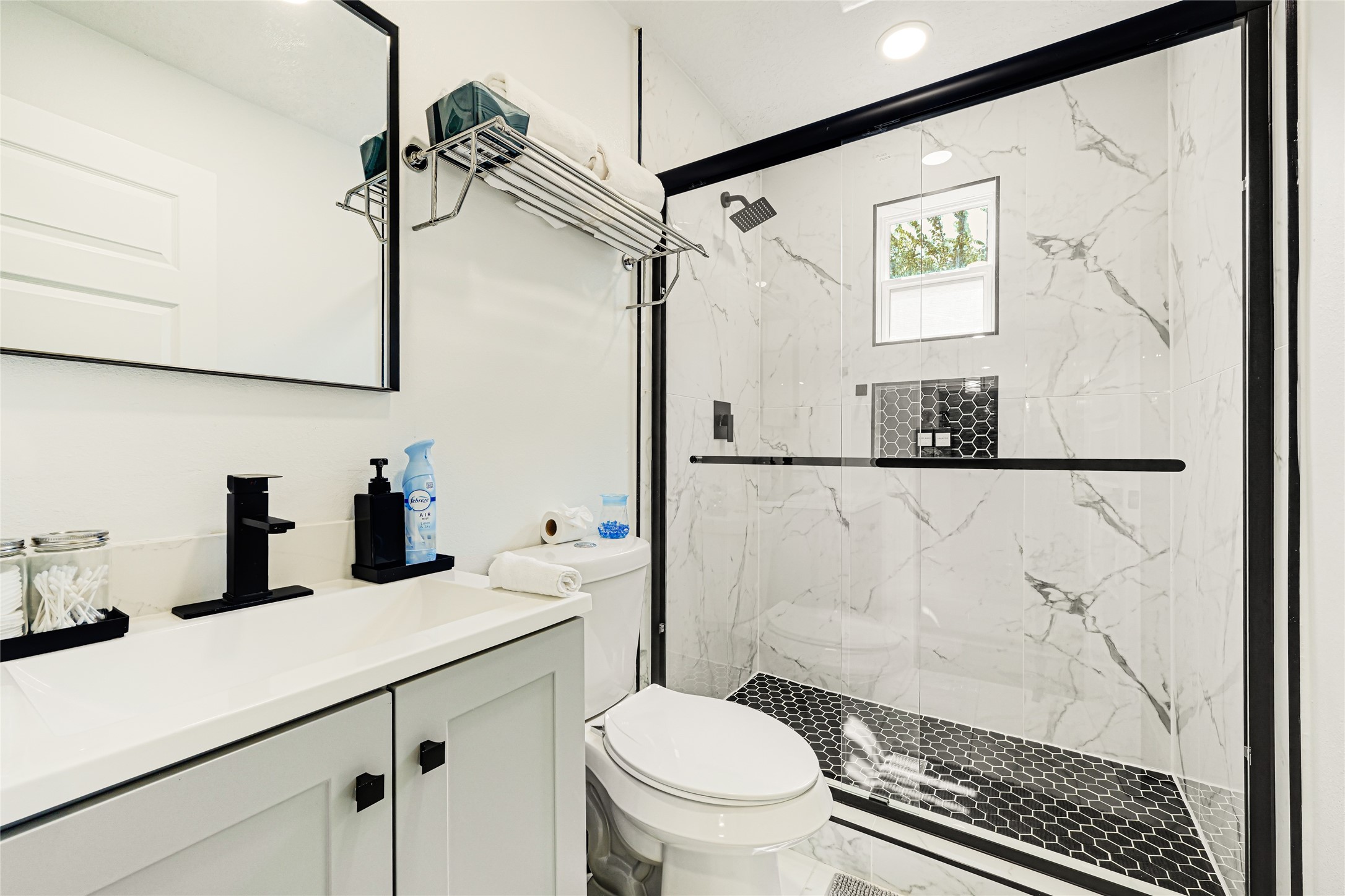 822 East 32nd Street Houston, TX 77022 - Photo 14 of 23 2nd full bath