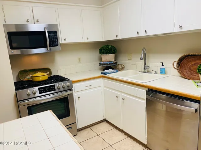 $2,000 | 130 South Southlawn Drive, Lafayette, LA 70503