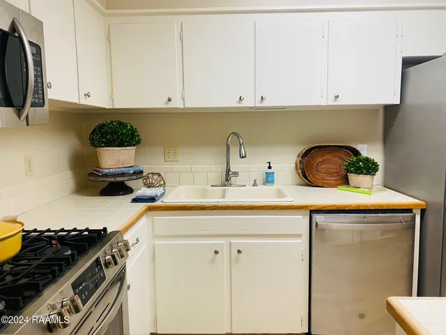 $2,000 | 130 South Southlawn Drive, Lafayette, LA 70503