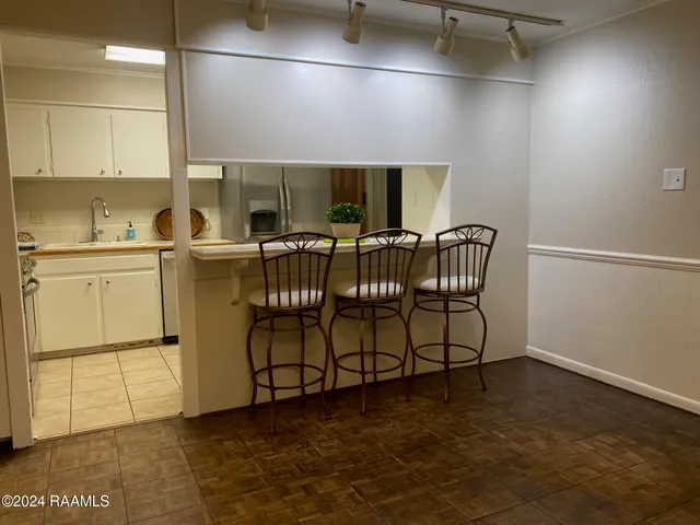 $2,000 | 130 South Southlawn Drive, Lafayette, LA 70503