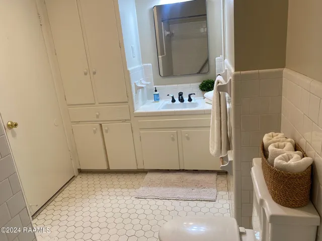 $2,000 | 130 South Southlawn Drive, Lafayette, LA 70503