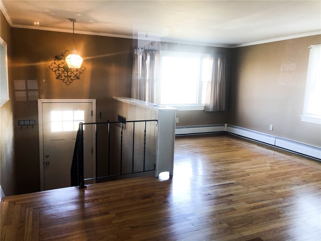135 Reservoir Road Middletown, RI 02842 - Photo 3 of 16 Living Room area