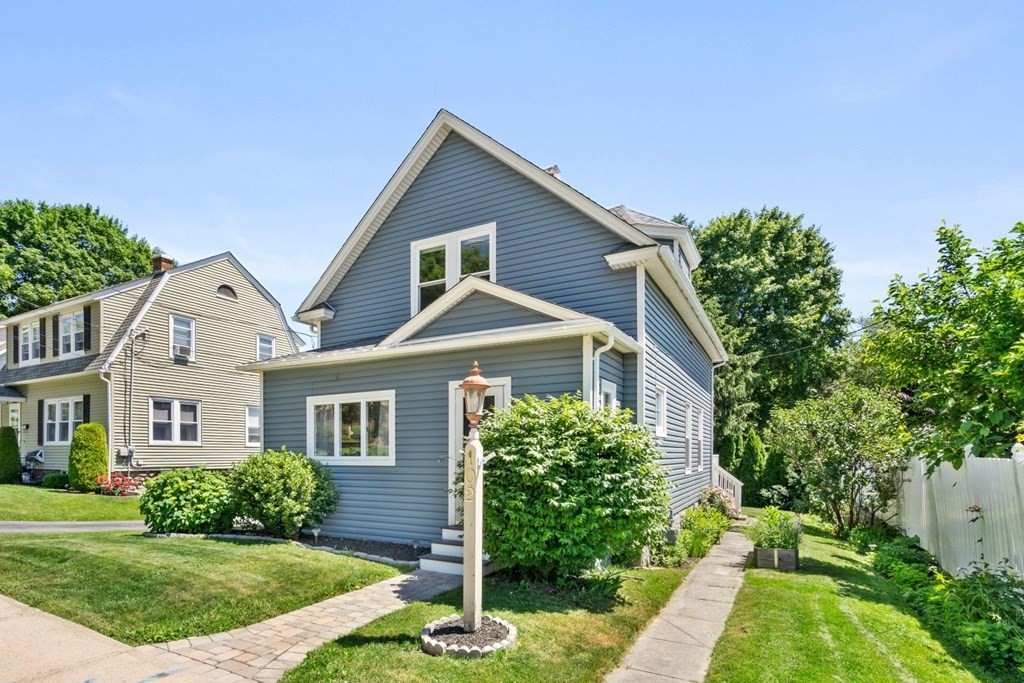 102 Beverly Road Worcester, MA 01605 - Photo 4 of 42 Gallery Image 4
