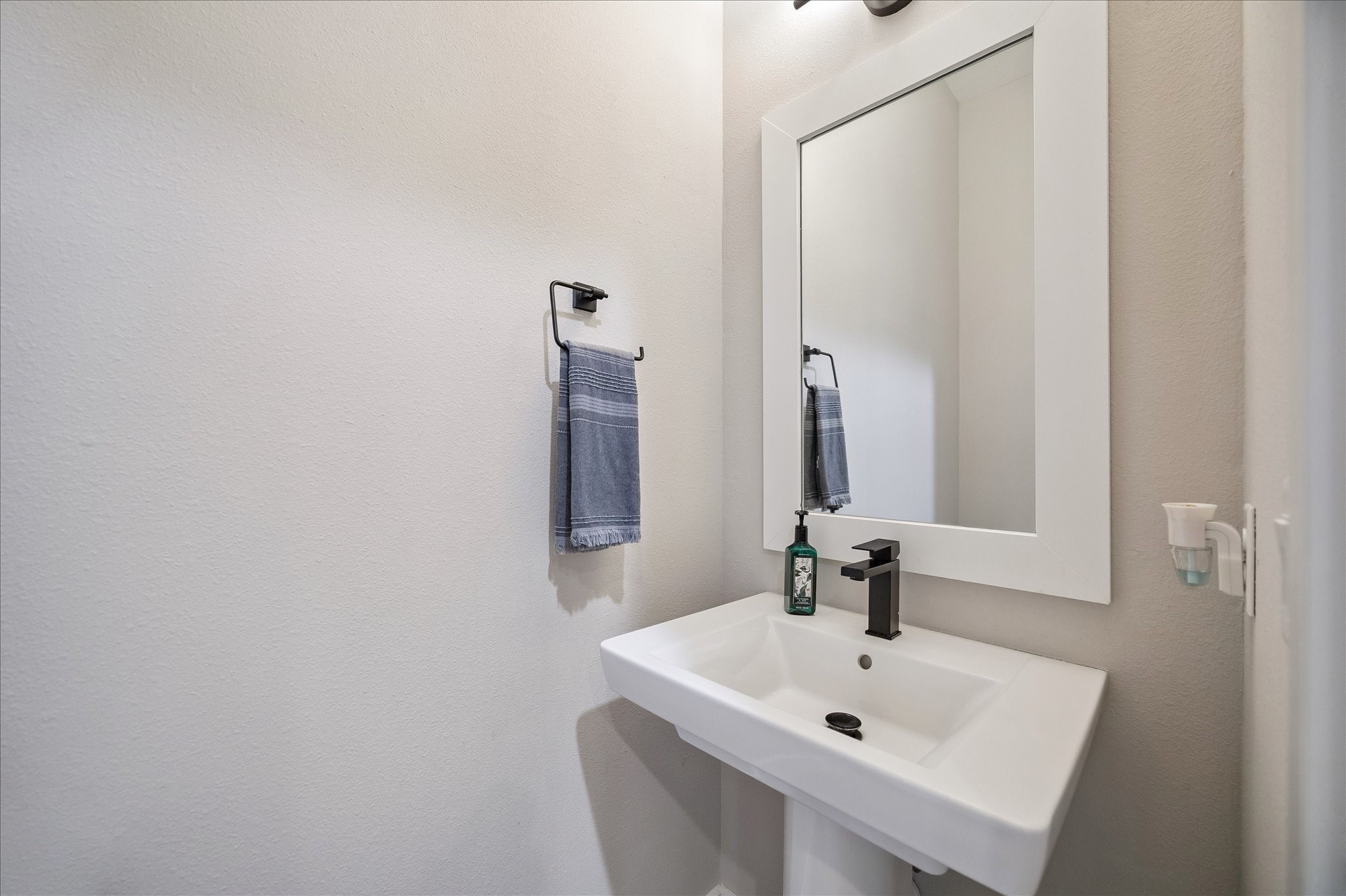 1193 West Tidwell Road Houston, TX 77091 - Photo 7 of 22 First floor powder bath