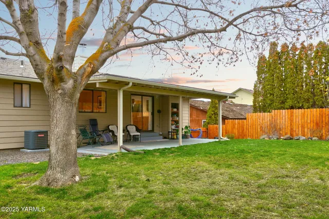 a view of a house with a back yard