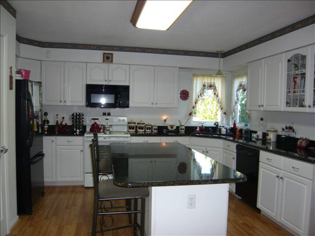 7300 Cinden Road Temperance, MI 48182 - Photo 5 of 13 Kitchen/Granite