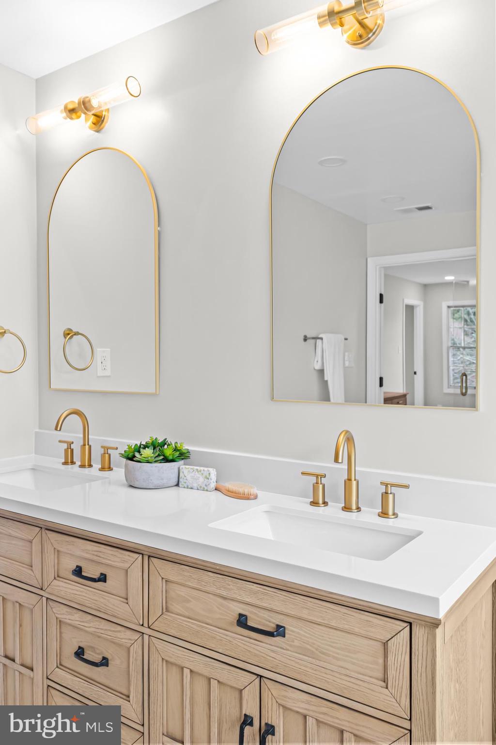 12701 Roark Court Reston, VA 20191 - Photo 27 of 58 Primary En-Suite