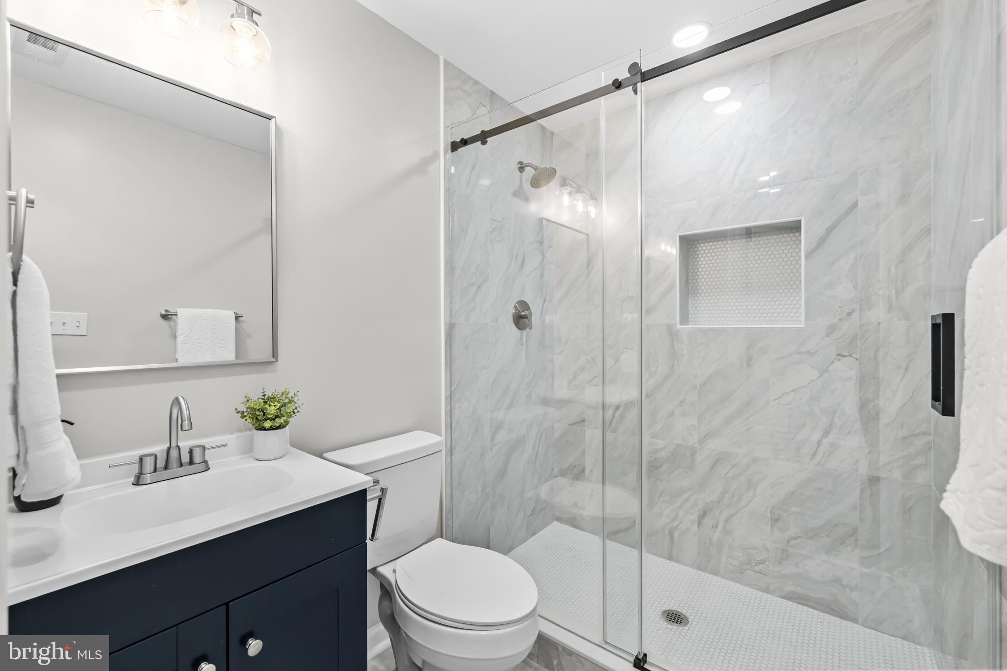 12701 Roark Court Reston, VA 20191 - Photo 33 of 58 Upper Level Second bedroom En-Suite