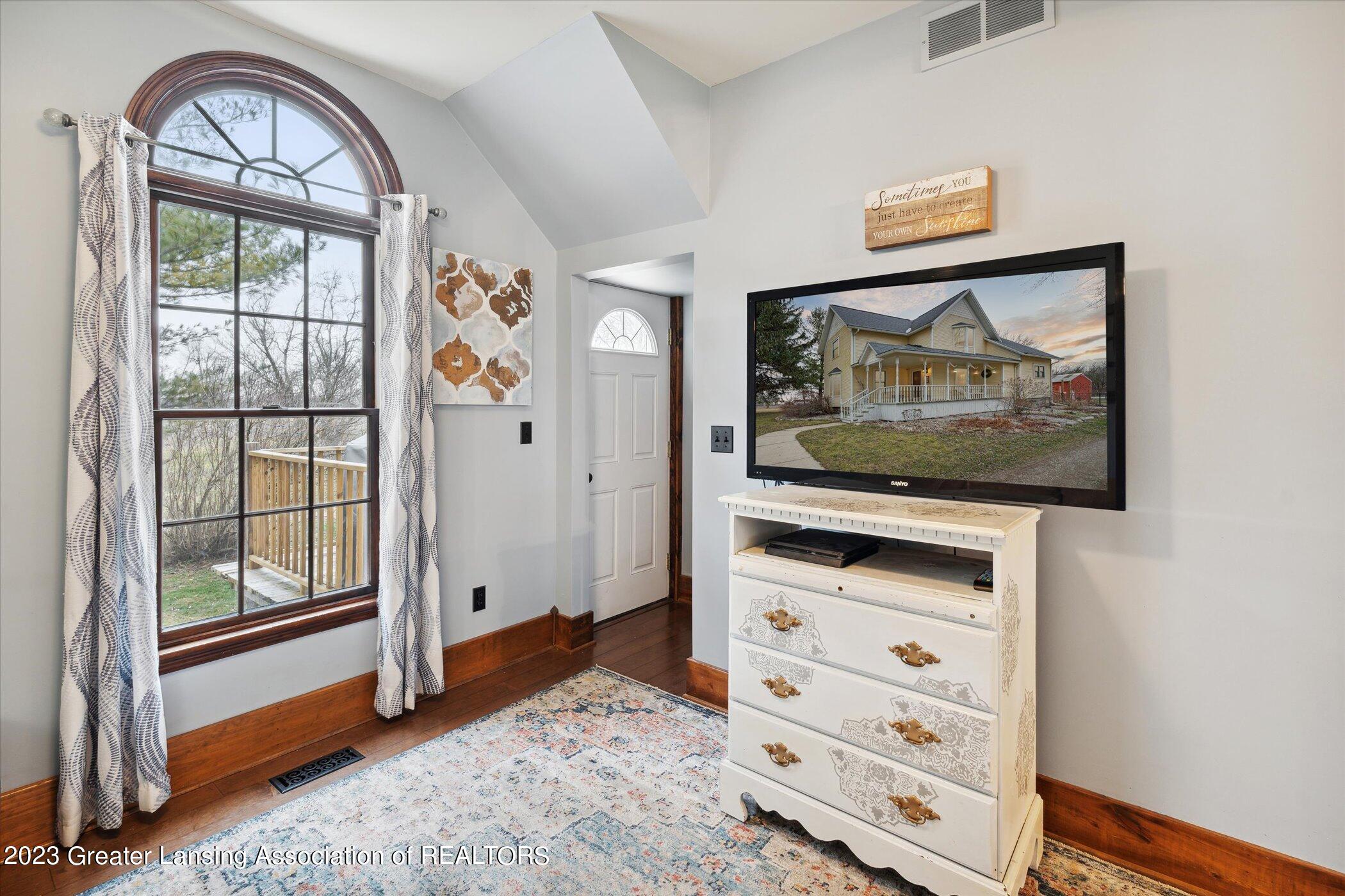 05-3290-E-Howe-Rd-DeWitt-MI-48820-Window