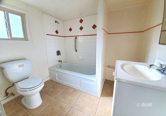 212 West Robertson Road Ridgecrest, CA 93555 - Photo 11 of 18 a bathroom with a sink toilet and shower