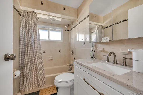 $799,000 | 4 Carriage Lane, Levittown, NY 11756