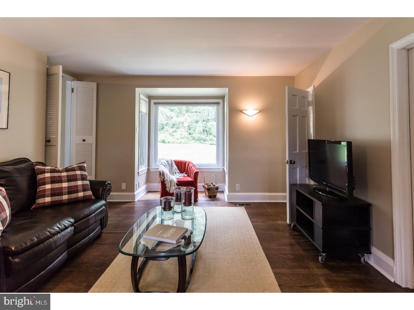 432 Newtown Road Berwyn, PA 19312 - Photo 7 of 25 Living Room