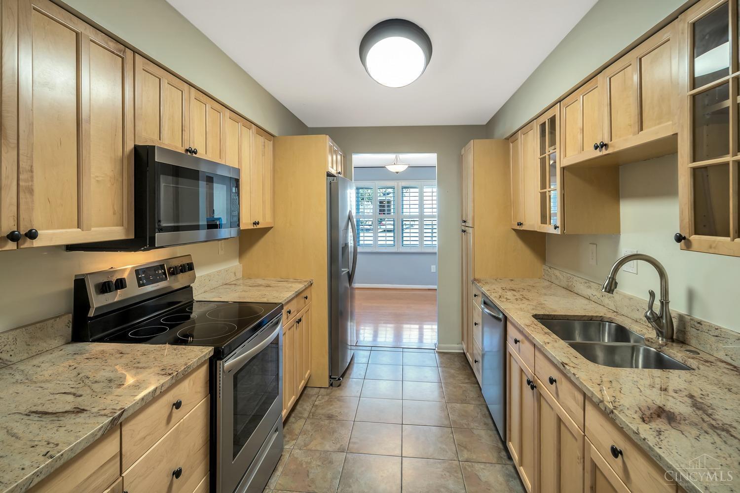 1283 Ebenezer Road Cincinnati, OH 45233 - Photo 8 of 33