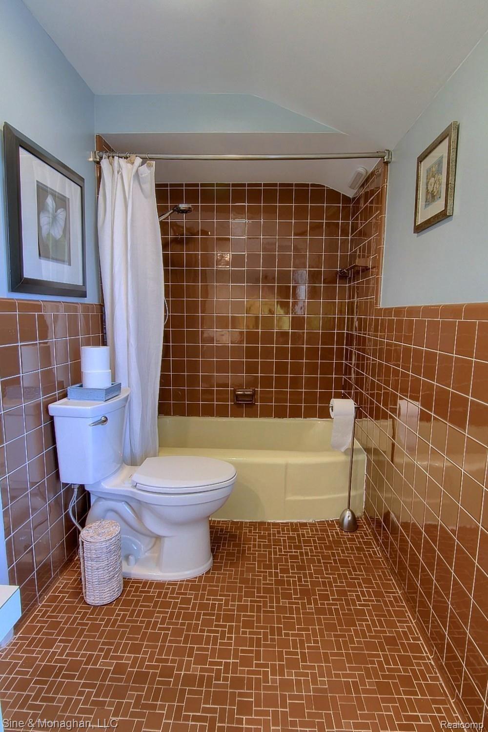 403 Barclay Road Grosse Pointe, MI 48236 - Photo 22 of 29 23-Bathroom 2nd View.jpg
