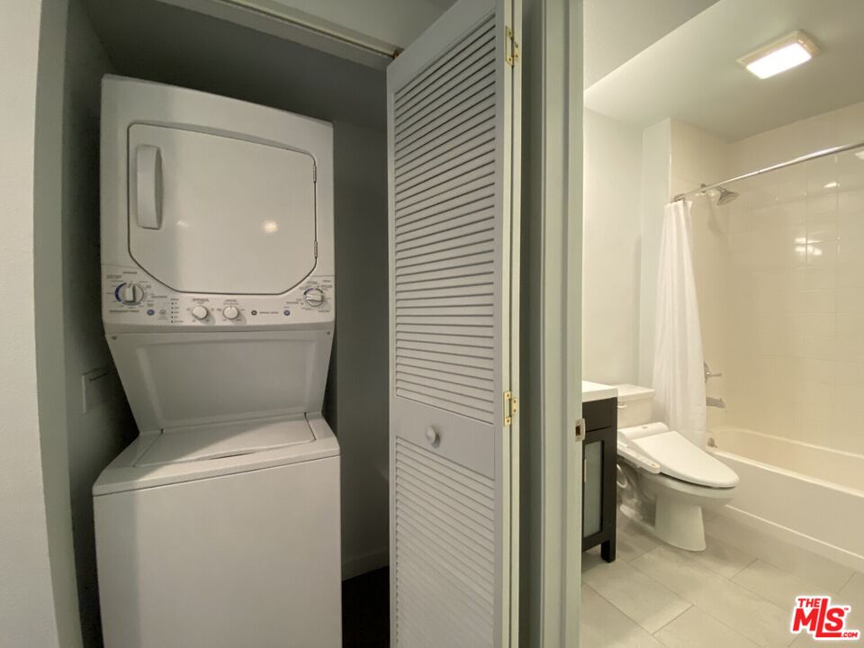 1920 Hillcrest Road, Unit 12 Los Angeles, CA 90068 - Photo 21 of 25 a bathroom with a toilet and a bathtub