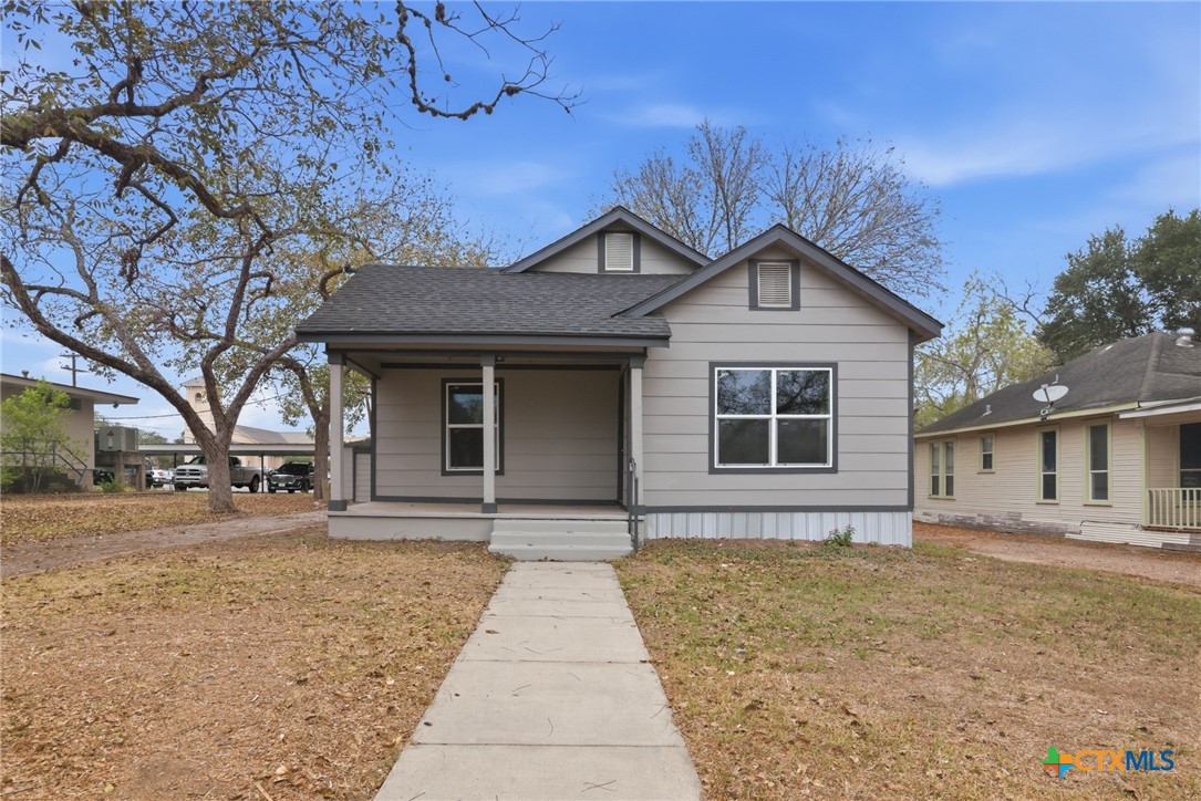 406 Hubbard Street Yoakum, TX 77995 - Photo 35 of 37 front view of a house with a yard