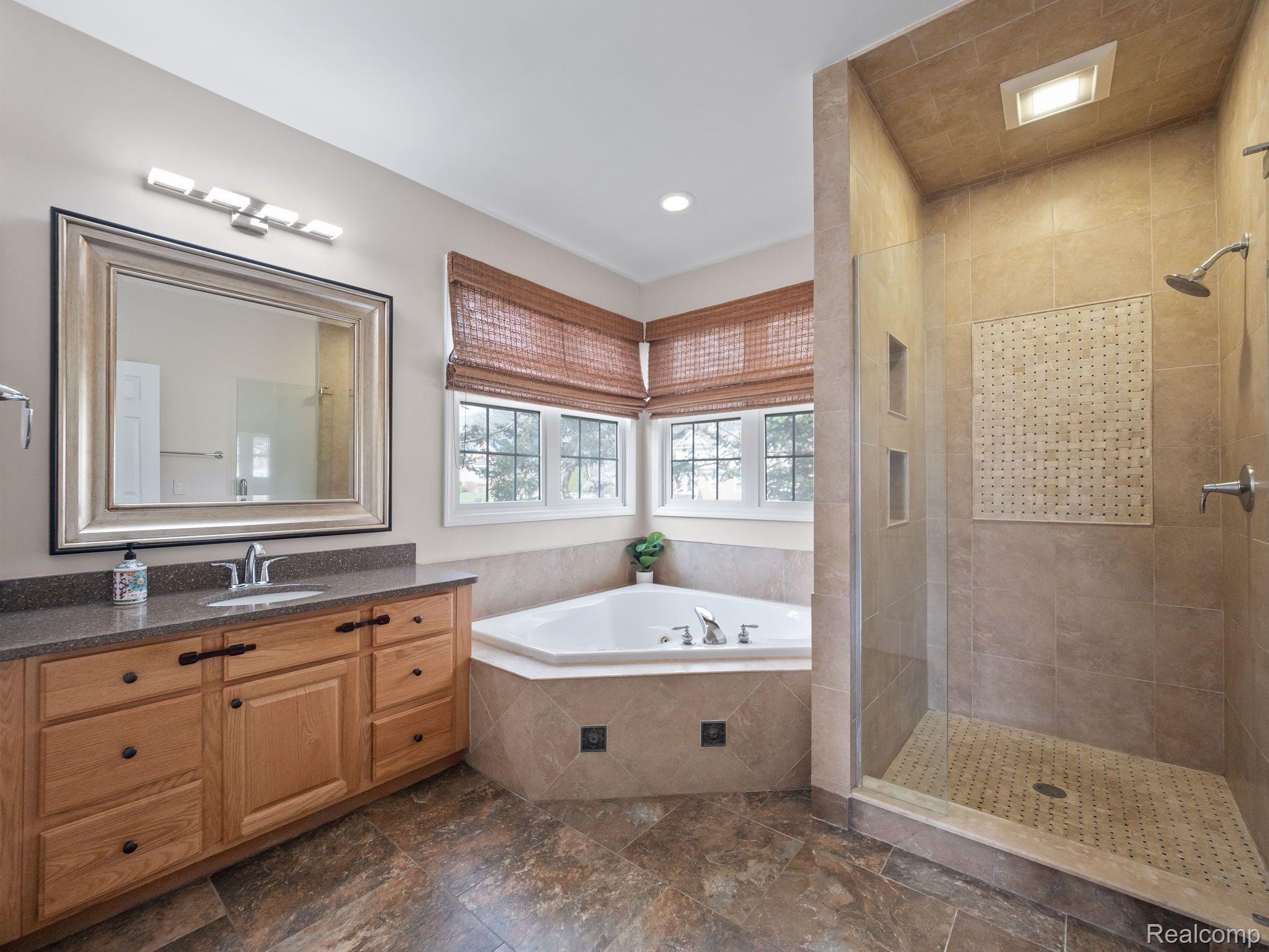 6834 Woodcrest Ridge Clarkston, MI 48346 - Photo 34 of 55 Master bath