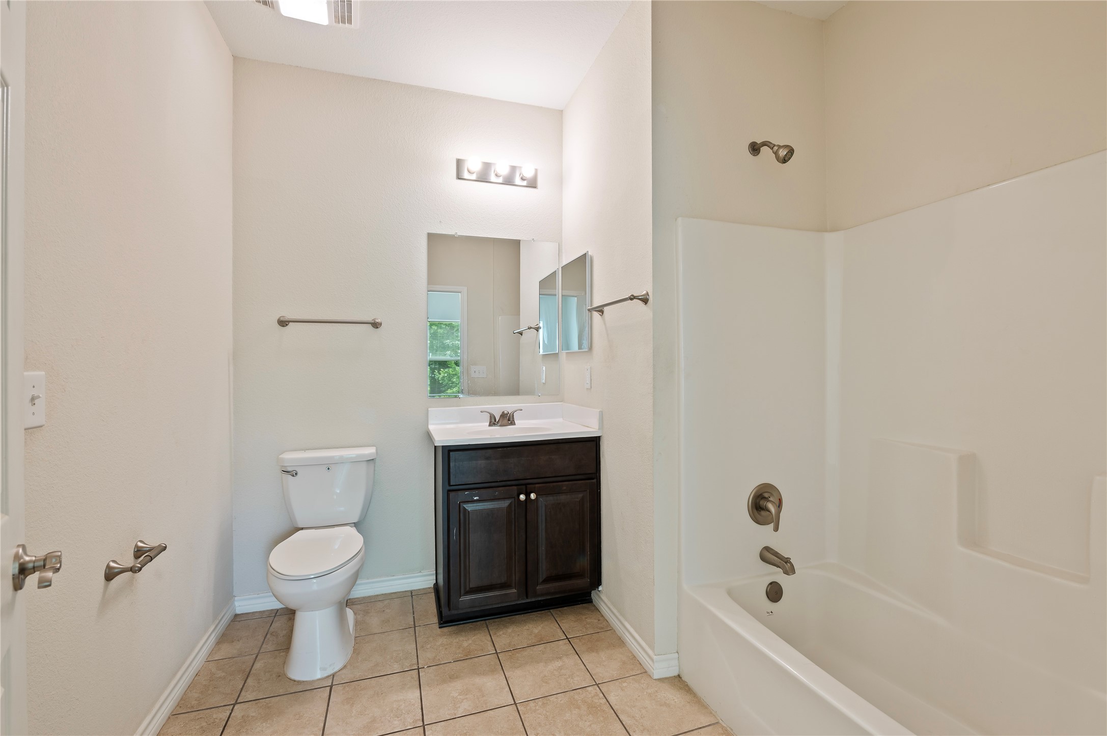 1125 Lake Road La Marque, TX 77568 - Photo 20 of 33 a bathroom with a toilet a sink and bathtub