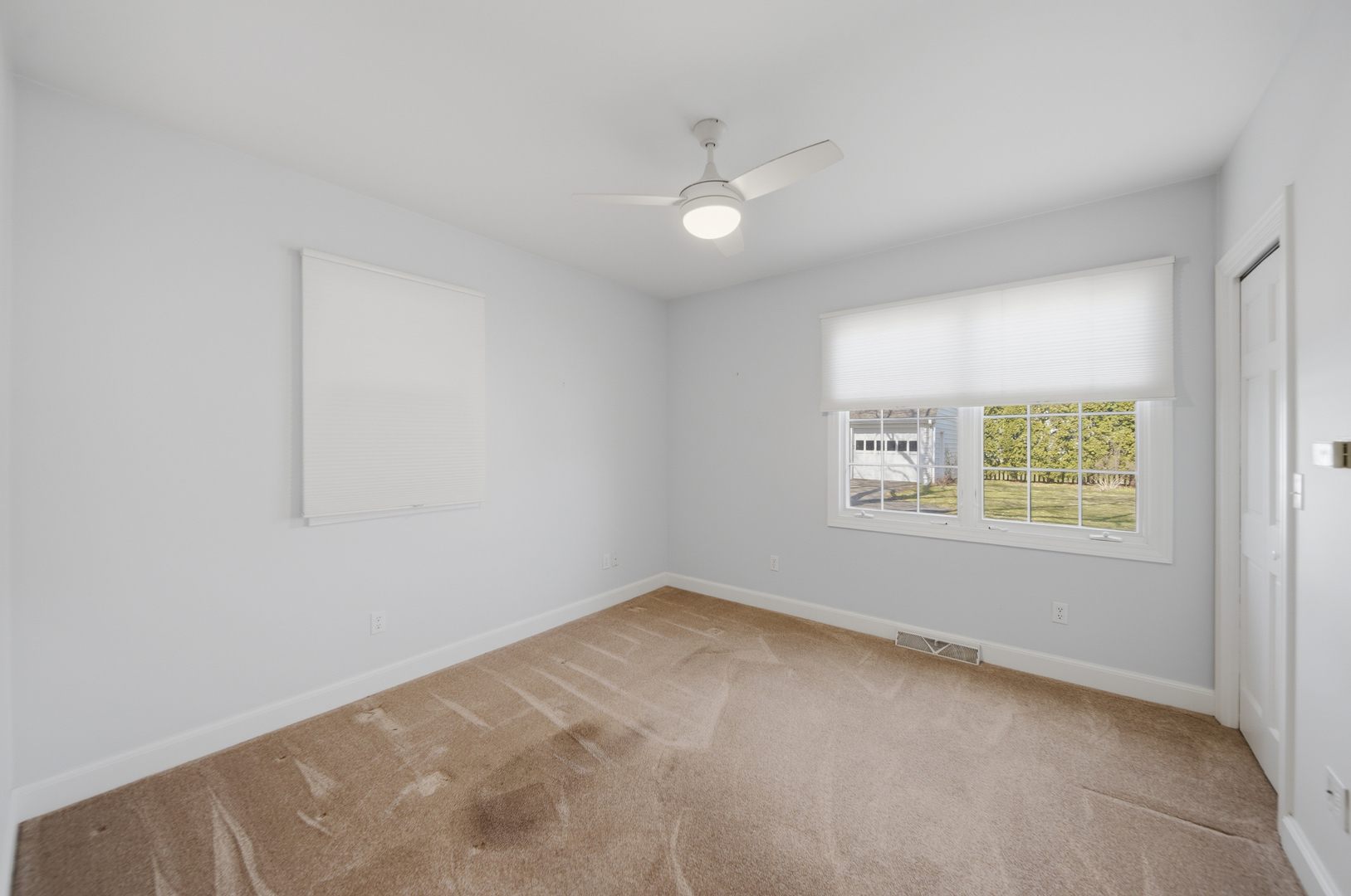 807 East Fellows Street Dixon, IL 61021 - Photo 21 of 31 an empty room with a window