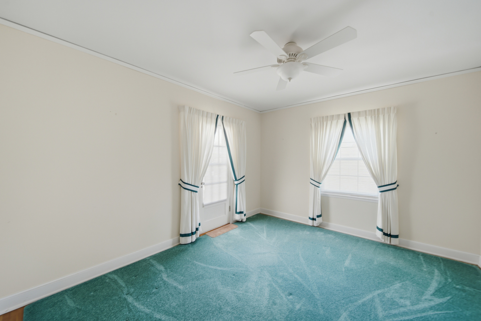 807 East Fellows Street Dixon, IL 61021 - Photo 28 of 31 an empty room with a empty space and windows
