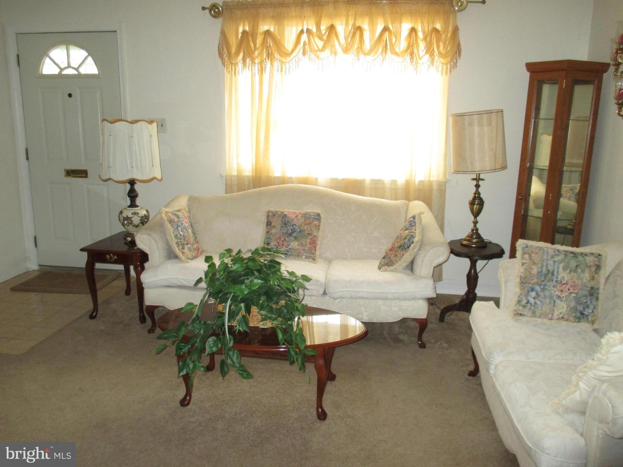 517 Coventry Road Baltimore, MD 21229 - Photo 3 of 18 Living Room