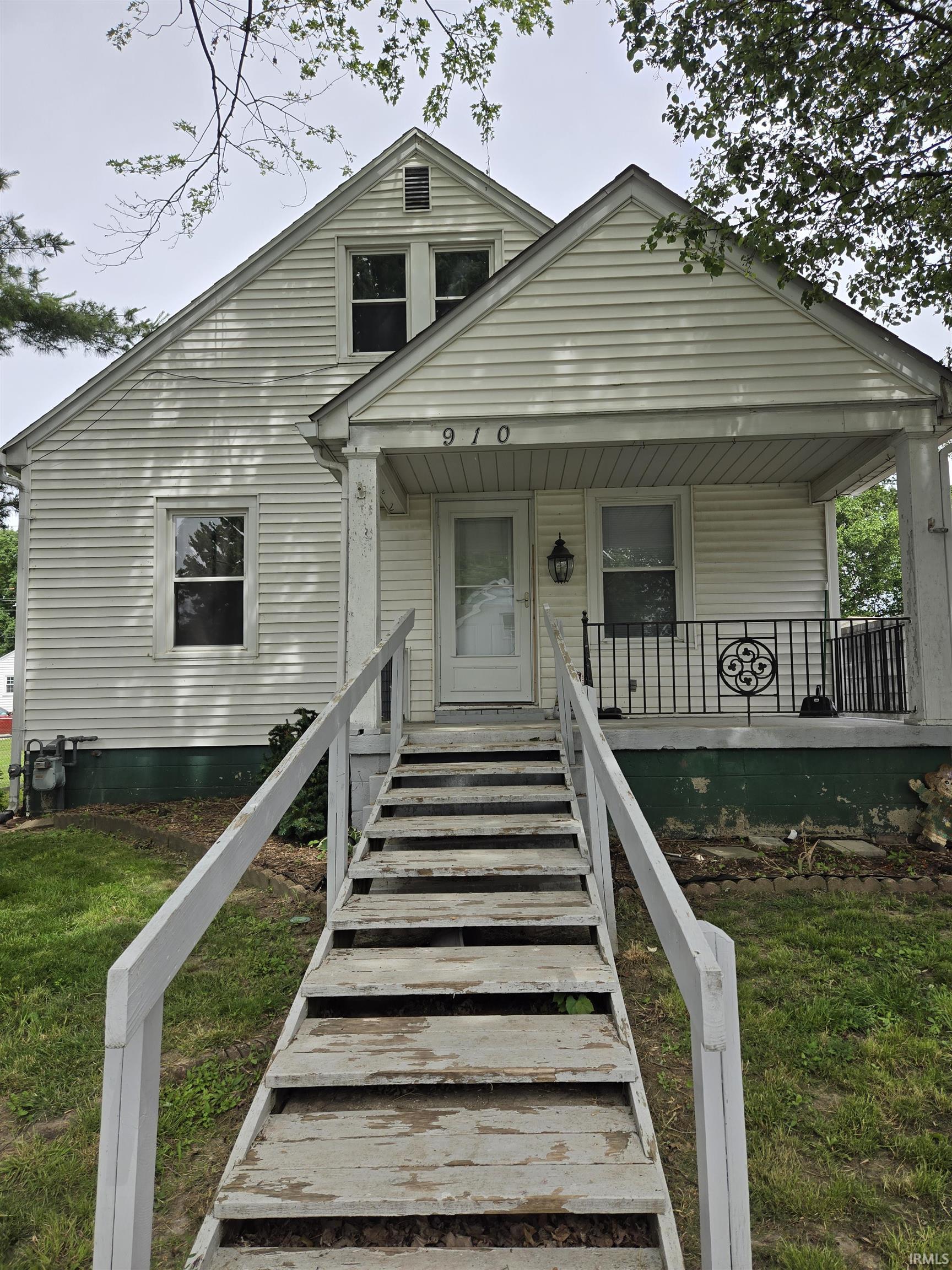 910 Ridgeway Avenue Vincennes, IN 47591 - Photo 1 of 27 Gallery Image 1