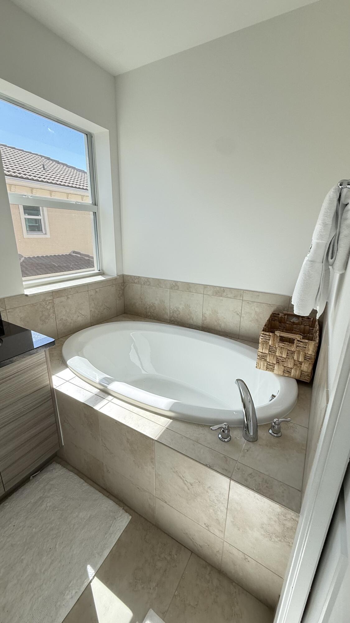 Undisclosed Address Hobe Sound, FL 33455 - Photo 11 of 20 a bathroom with a bathtub