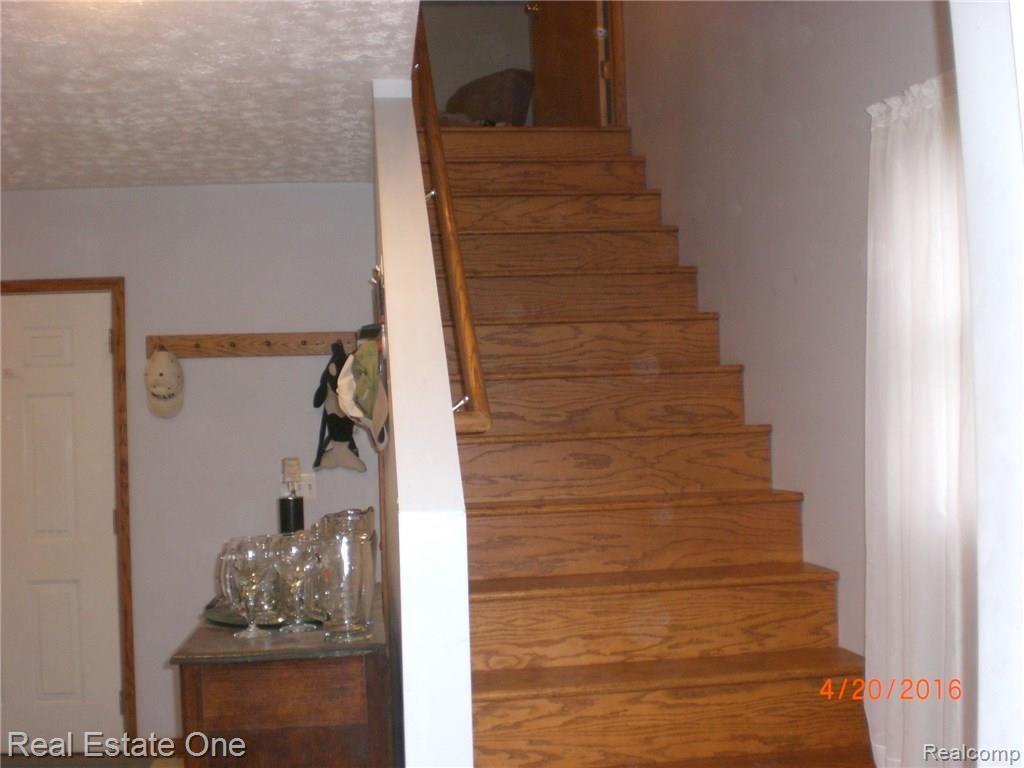 26523 25 Mile Road New Baltimore, MI 48051 - Photo 28 of 37 Oak staircase to bonus room