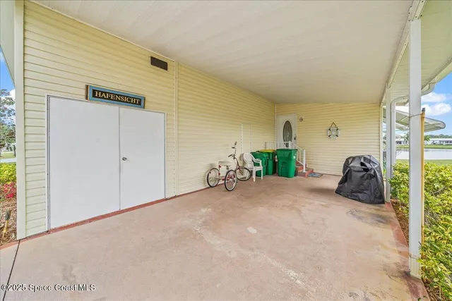 a view of a big room with closet