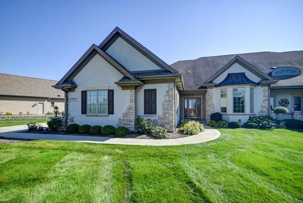 $799,900 | N35W23701 Auburn Court, Unit 1, Pewaukee, WI 53072