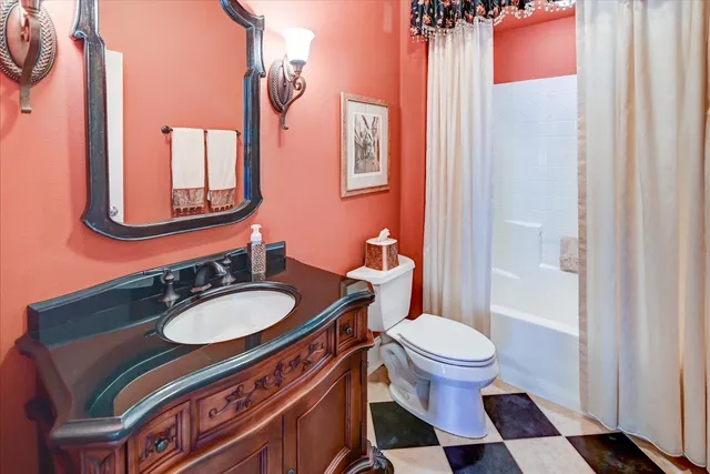 $799,900 | N35W23701 Auburn Court, Unit 1, Pewaukee, WI 53072