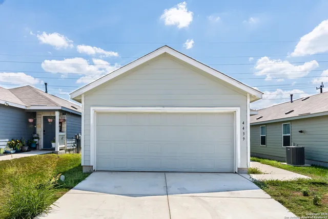 $1,350 | 4439 Zoe Pass, San Antonio, TX 78222