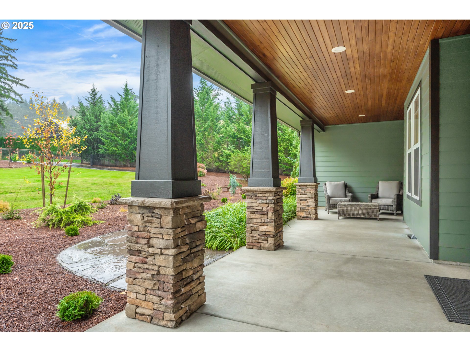 12035 Southeast Wiese Road Damascus, OR 97089 - Photo 4 of 48 a front view of a house with garden