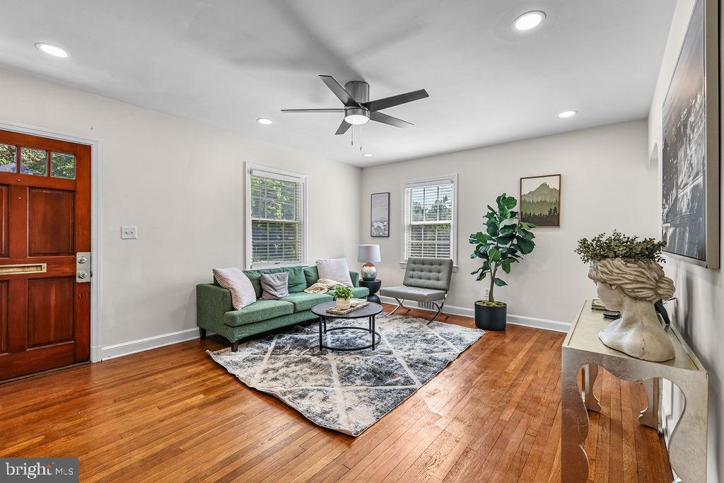 812 Forest Glen Road Silver Spring, MD 20901 - Photo 7 of 55