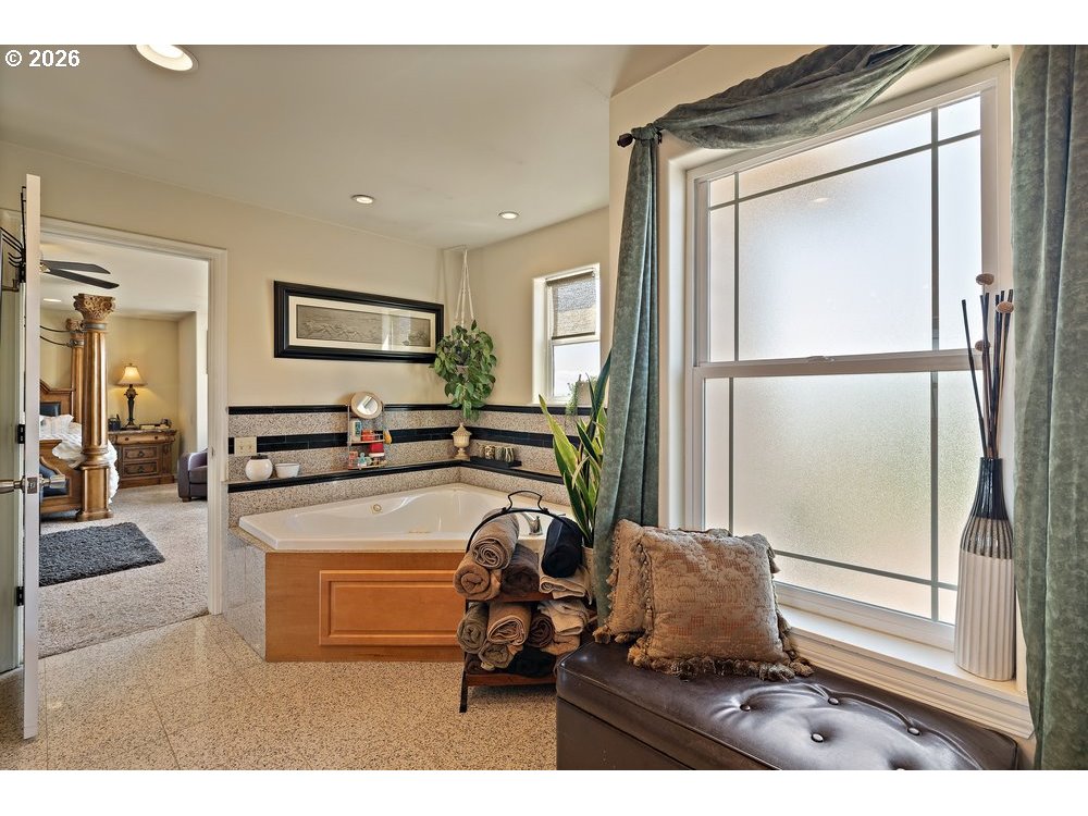 500 St Hilaire Road Yakima, WA 98901 - Photo 12 of 29 a room with furniture mirror and a window