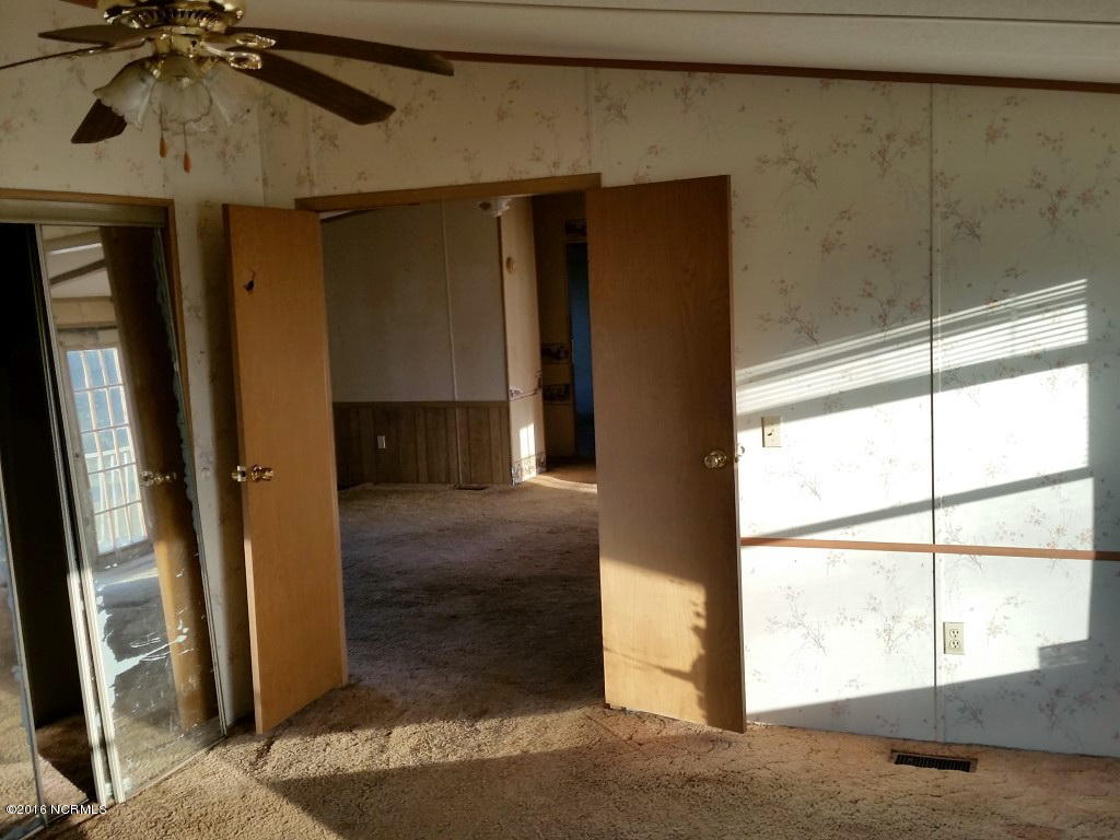 2444 McCaskey Road Williamston, NC 27892 - Photo 16 of 27 32 MASTER BEDROOM