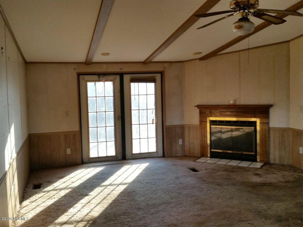 2444 McCaskey Road Williamston, NC 27892 - Photo 5 of 27 18 LIVING ROOM