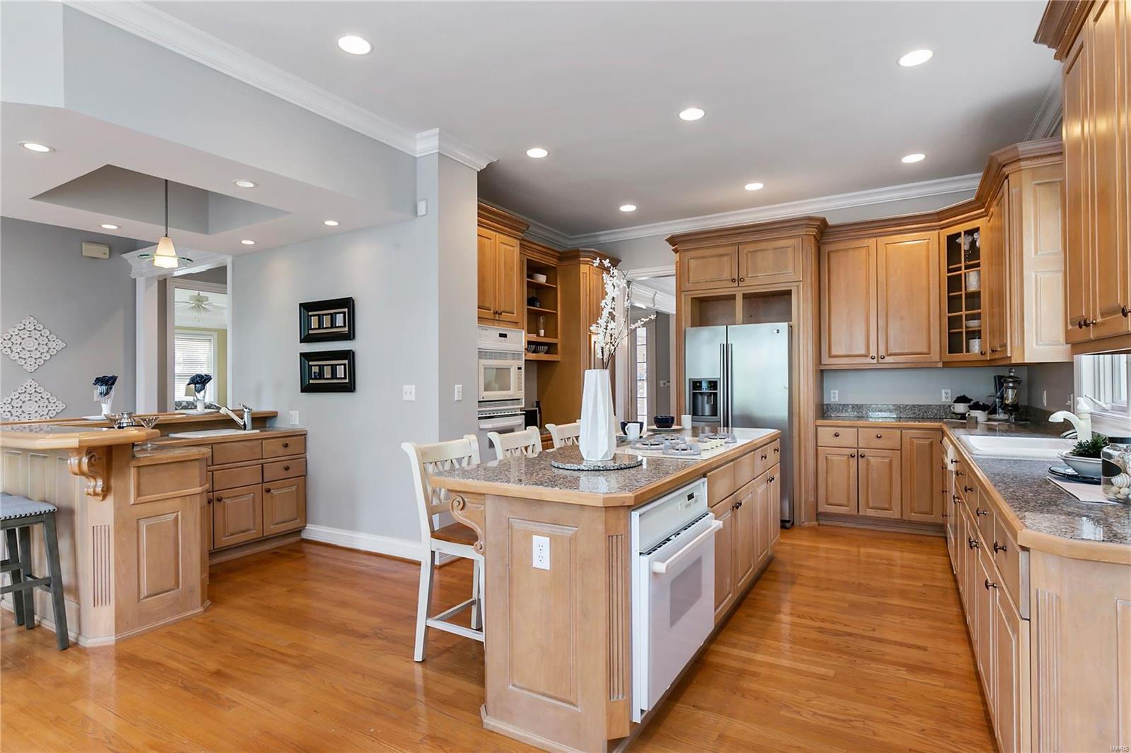 9033 Clayton Road Ladue, MO 63124 - Photo 5 of 31 Gallery Image 5
