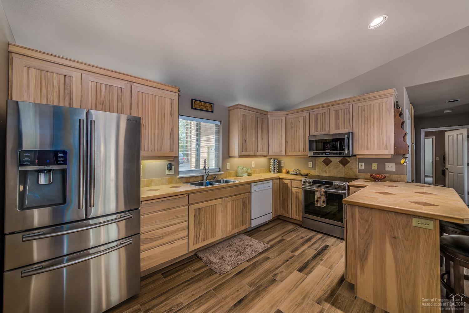 19257 Indian Summer Road Bend, OR 97702 - Photo 10 of 25 Kitchen