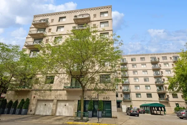 $3,250 | 680 North Green Street, Unit 306, Chicago, IL 60642