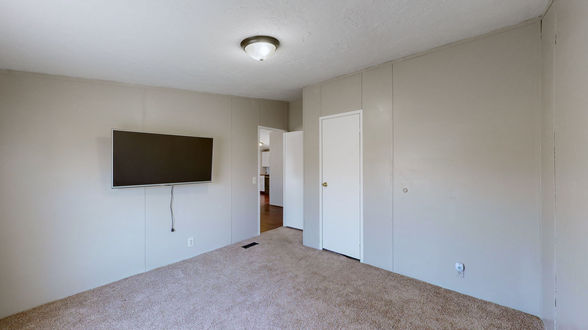 574 Benson Road Manchester, TN 37355 - Photo 20 of 41 a livingroom with a flat screen tv