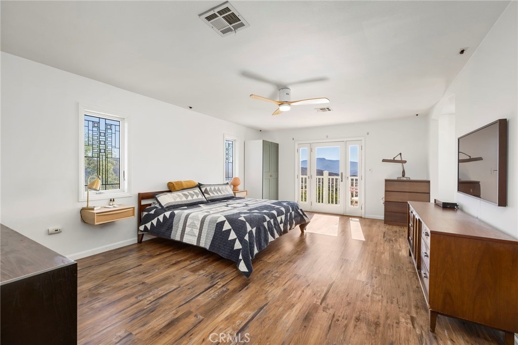 35607 Red Rover Mine Road Acton, CA 93510 - Photo 16 of 42 a spacious bedroom with a bed and wooden floor