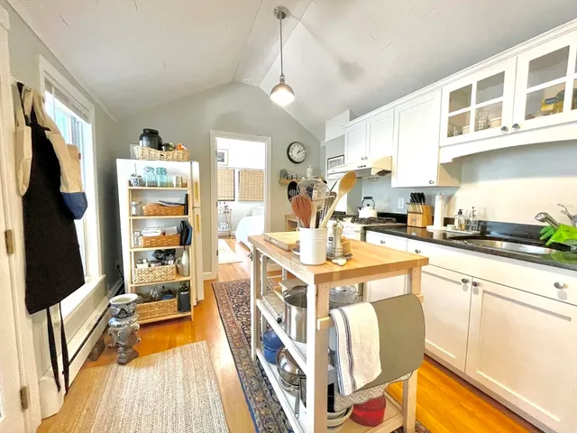 $3,400 | 89 Green Street, Unit 2, Boston, MA 02129